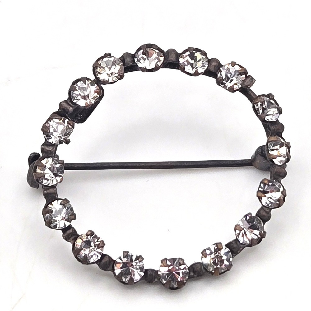 Vintage AUSTRIA Rhinestone Circle Brooch Pin Clear Stones Dark Pot Metal 1.25"